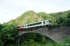 朝陽を浴び列車は往く！