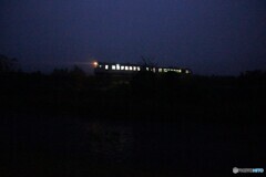 夜明け前の霧の中を走る始発列車！