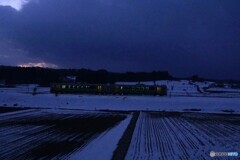 日没後　築堤上を走るキハ！