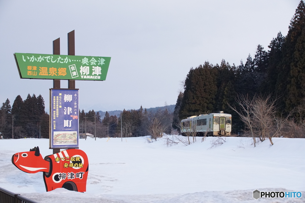 雪原の中の赤べこと只見線！