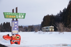 雪原の中の赤べこと只見線！