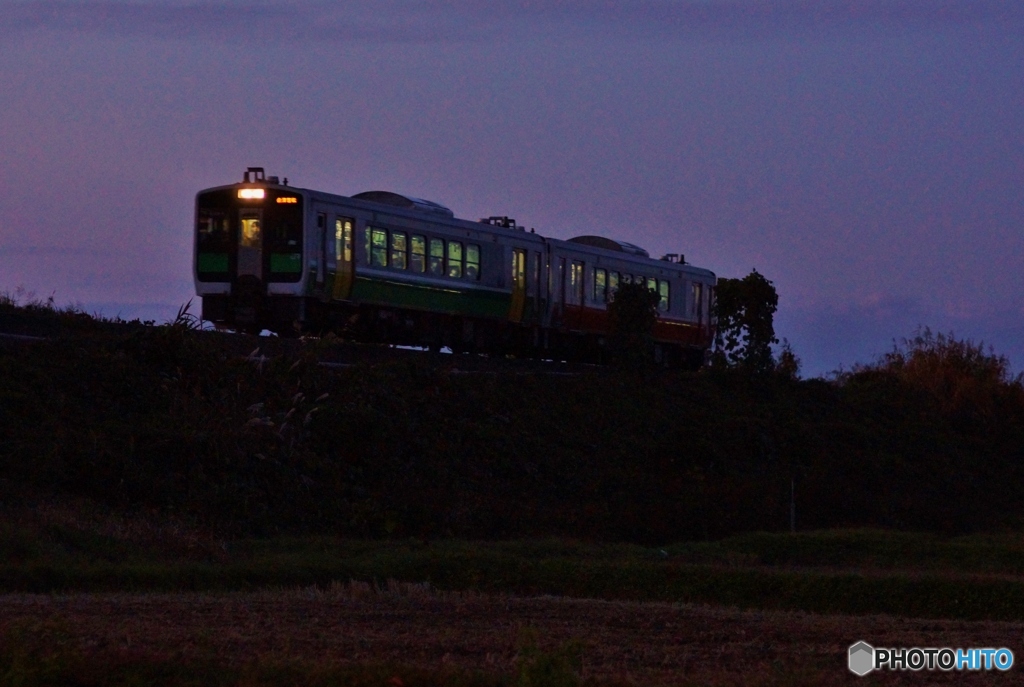 夕暮れを往く会津若松行きキハ！