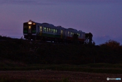 夕暮れを往く会津若松行きキハ！