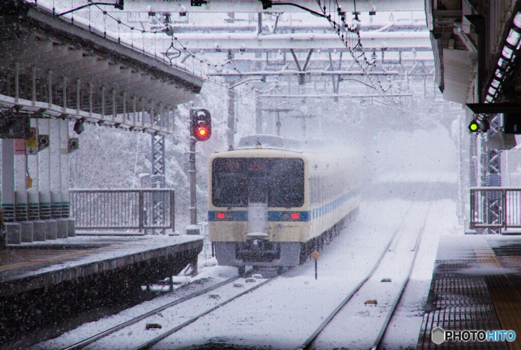 雪の中を走り去る小田急8000系！