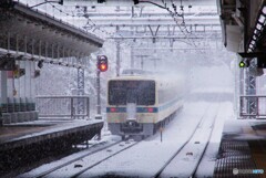 雪の中を走り去る小田急8000系！