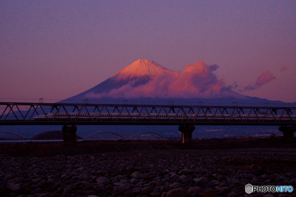 夕暮れの紅富士と新幹線！