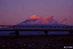 夕暮れの紅富士と新幹線！