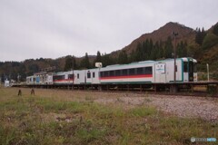 只見駅　待機中「只見満喫号」！