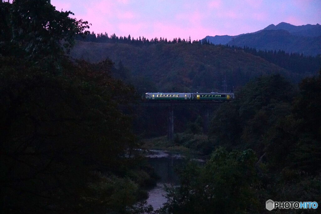 夜明けの破間川第２橋梁を往く始発列車！