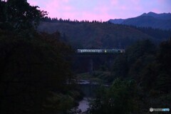 夜明けの破間川第２橋梁を往く始発列車！