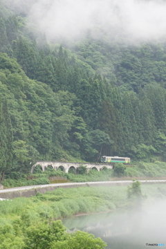霧とめがね橋・単行のキハ！