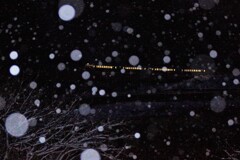 雪が降る夜明け前のキハ40の4両編成！