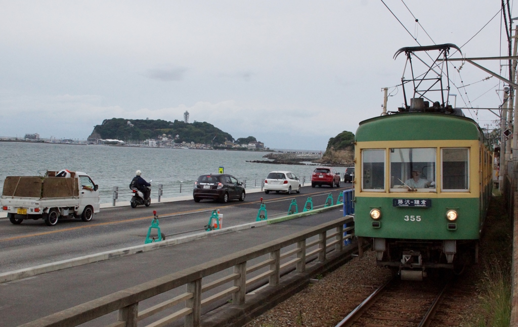 江ノ電伝統車両300型と江の島！