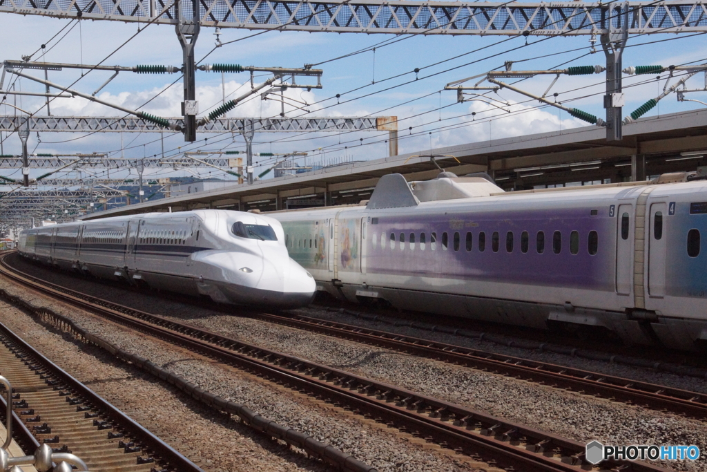 ディズニー新幹線「こだま」「のぞみ」通過待ち！