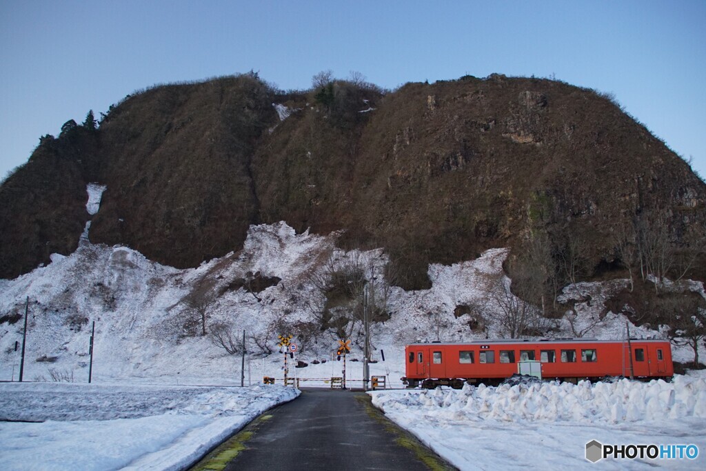 雪地蔵と「タラコ」色のキハ！