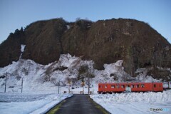 雪地蔵と「タラコ」色のキハ！