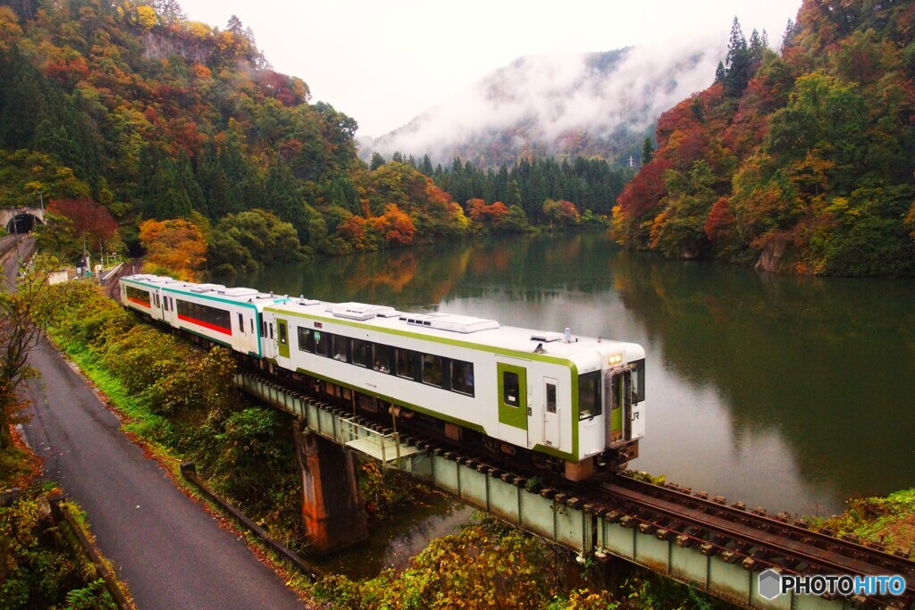 只見満喫号　紅葉の早戸を往く！