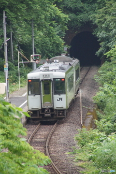 早戸駅を出発して行く上り列車！