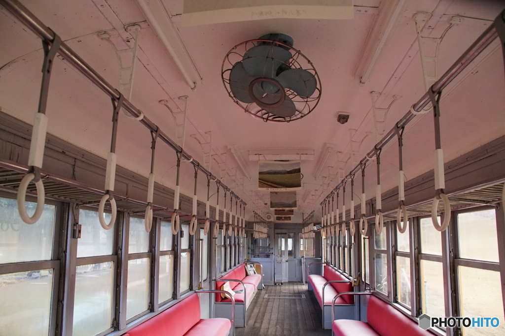 展示車両　元蒲原鉄道の「モハ6１型」車内！