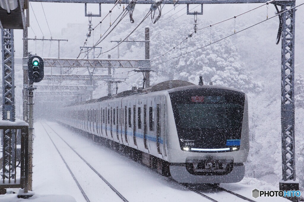 雪の中を走る小田急電車シリーズ5000系！