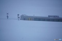 雪に閉ざされた踏切！