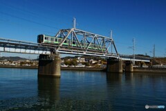 青空の鉄橋を渡るE131系電車！