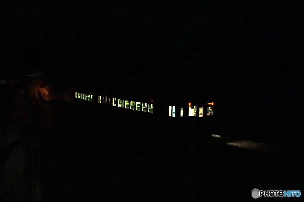 暗闇の中の始発列車！