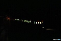 暗闇の中の始発列車！