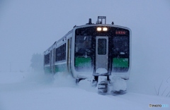 雪降る会津盆地をキハE120の爆走！