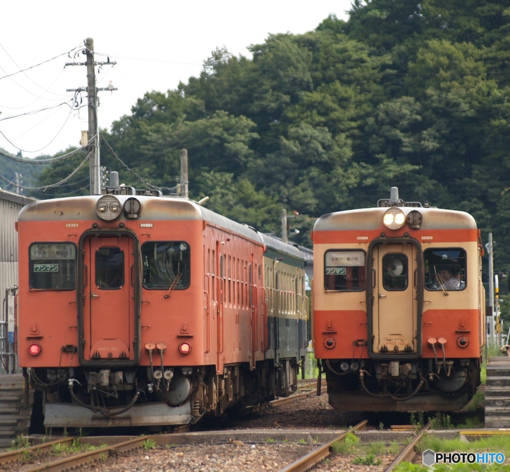 大糸線　根知駅キハ52列車交換風景！