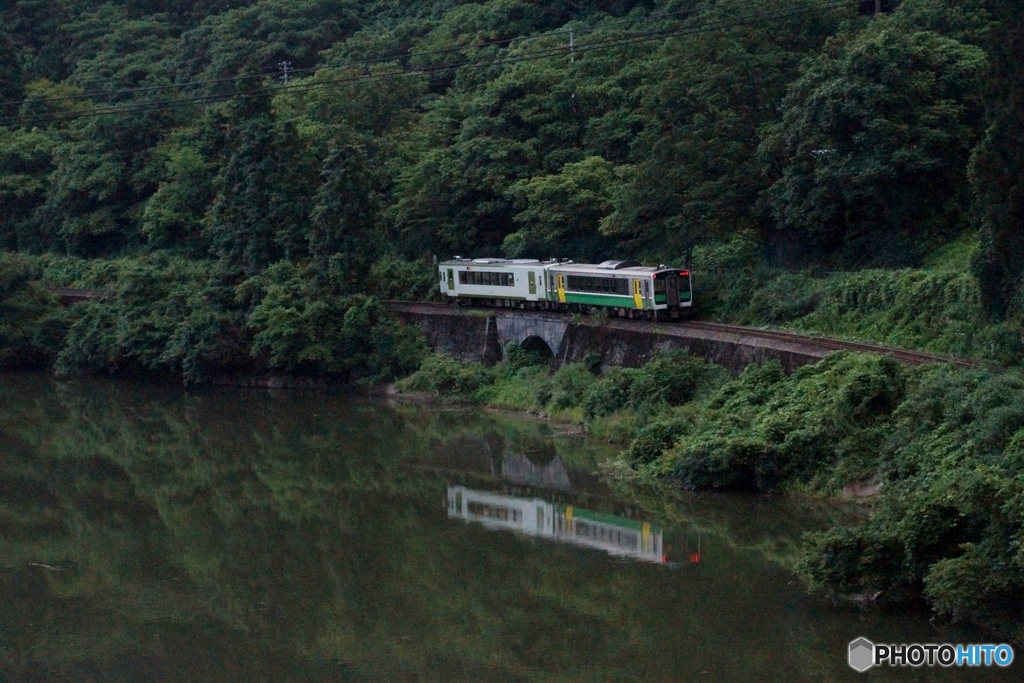 只見川に映る只見線の水鏡！
