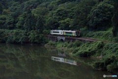 只見川に映る只見線の水鏡！