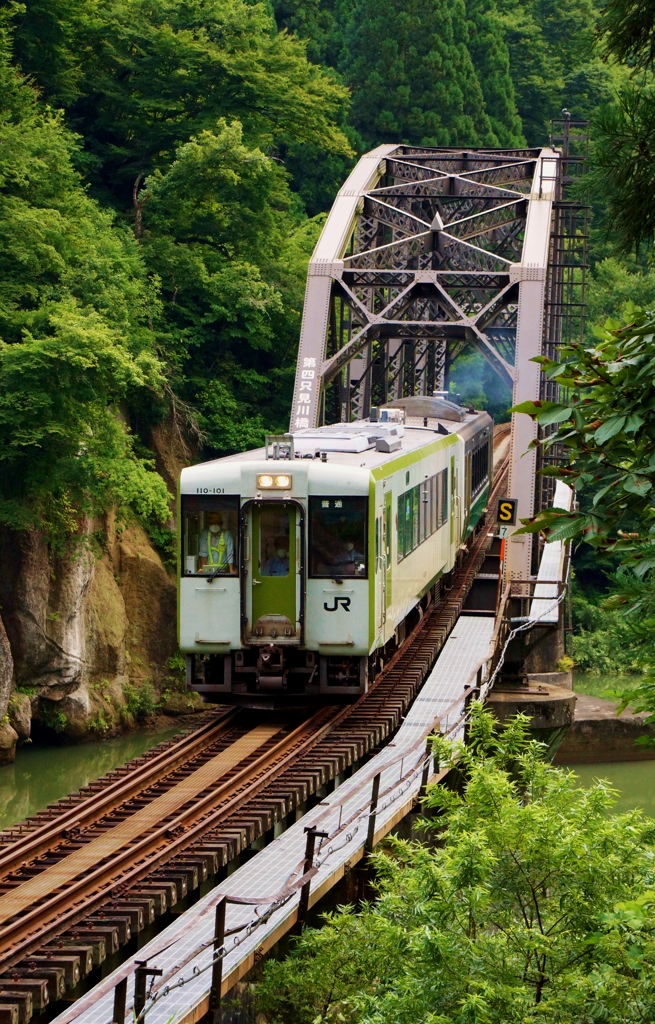 キハ110が第４橋梁を…