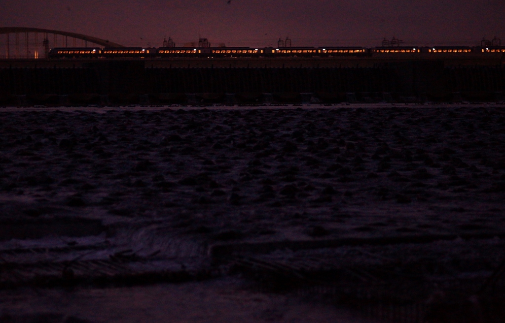 日没後、「ホームウェイ」号が多摩川を渡る！