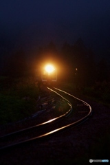 夜明け直後、光る鉄路！