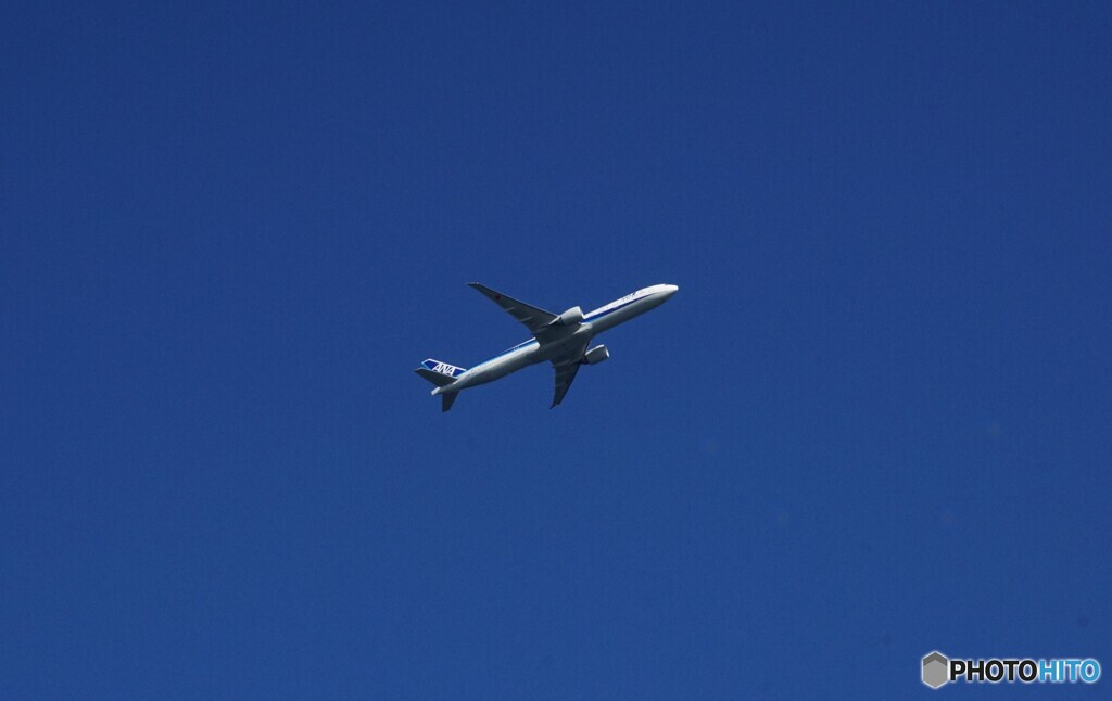 海ほたるの上空を飛ぶ飛行機！