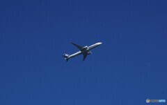 海ほたるの上空を飛ぶ飛行機！