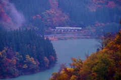 紅葉に映えるメガネ橋！