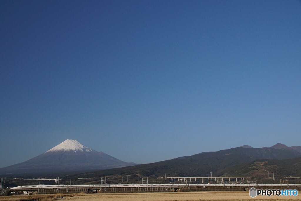 青空に新幹線と富士山！
