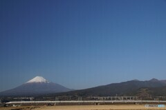 青空に新幹線と富士山！