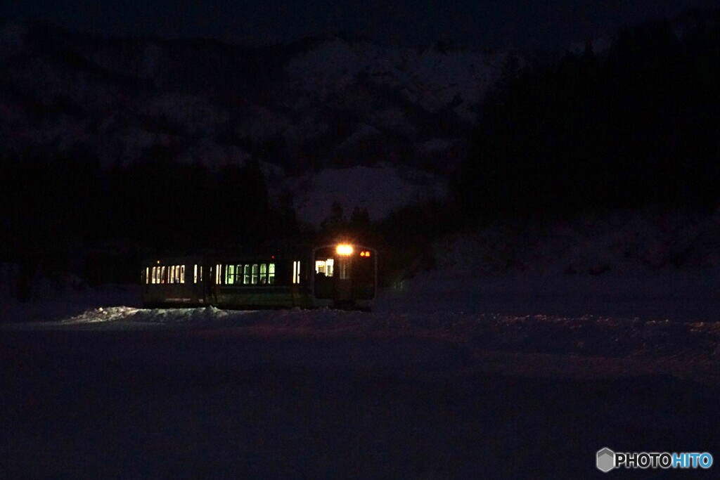 夕暮れ後の雪原を走るキハ！