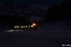 夕暮れ後の雪原を走るキハ！