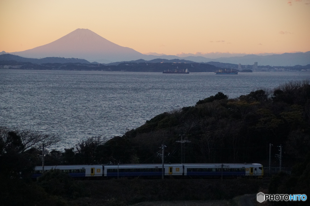 夕暮れの富士山と内房線不定期特急！
