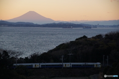 夕暮れの富士山と内房線不定期特急！
