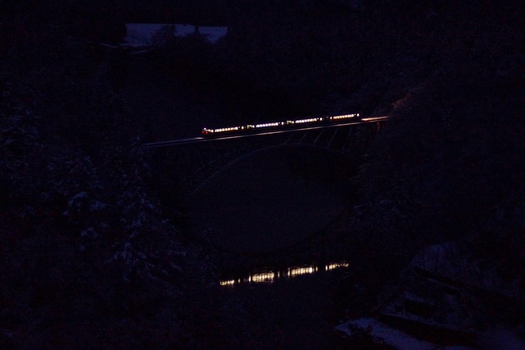 夜明け前　只見線第１橋梁始発列車！