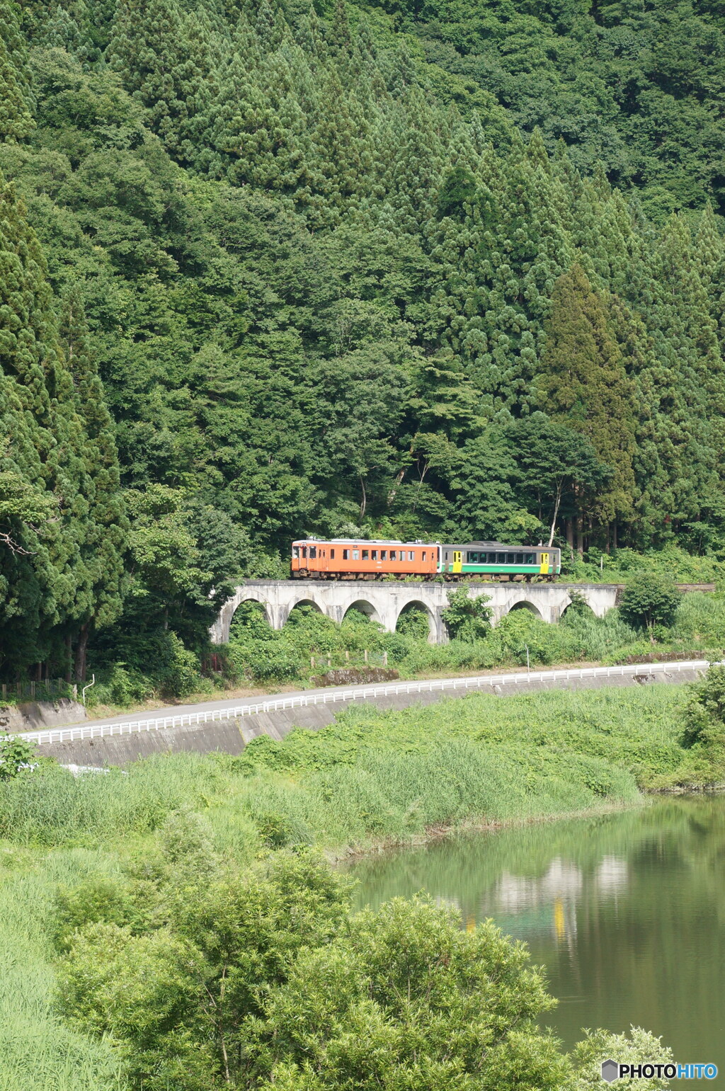 めがね橋を渡る列車！
