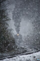 雪が降り注ぐ中、遠くから発車の汽笛！