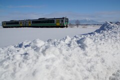 雪原の中のキハ120と磐梯山！