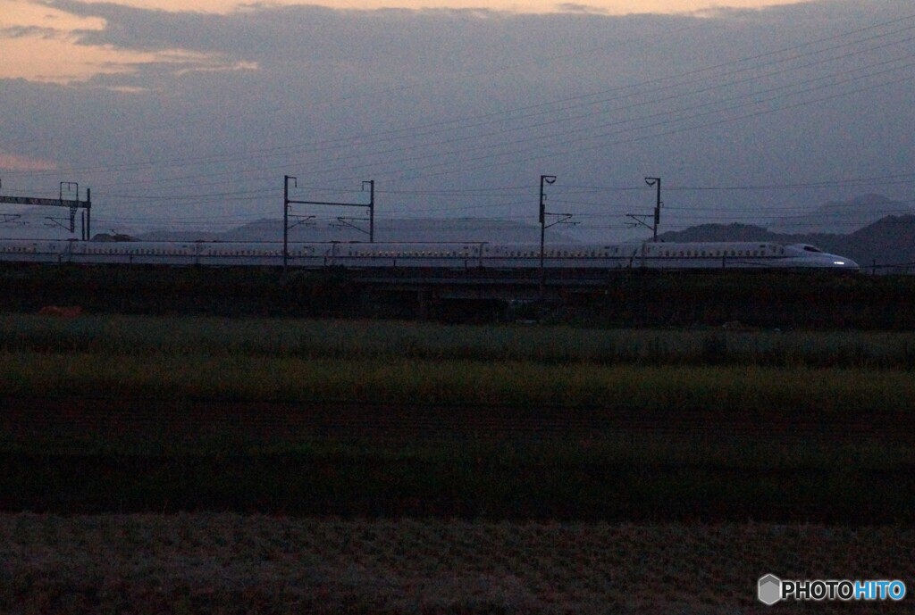夕暮れ黄昏タイムの中の新幹線！