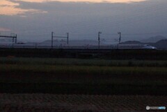 夕暮れ黄昏タイムの中の新幹線！